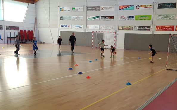 L'école de hand lors de leur entrainement hebdomadaire